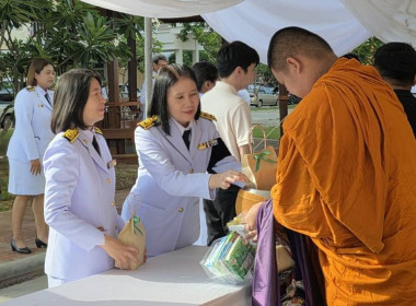 พิธีสวดพระพุทธมนต์และทำบุญตักบาตรถวายพระราชกุศล ... พารามิเตอร์รูปภาพ 6
