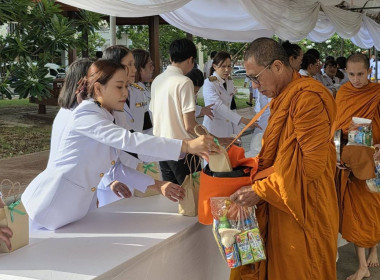 พิธีสวดพระพุทธมนต์และทำบุญตักบาตรถวายพระราชกุศล ... พารามิเตอร์รูปภาพ 8