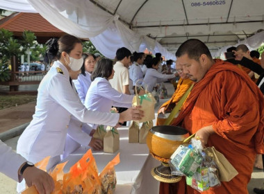 พิธีสวดพระพุทธมนต์และทำบุญตักบาตรถวายพระราชกุศล ... พารามิเตอร์รูปภาพ 9