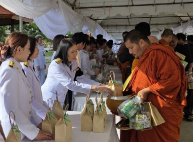 พิธีสวดพระพุทธมนต์และทำบุญตักบาตรถวายพระราชกุศล ... พารามิเตอร์รูปภาพ 7