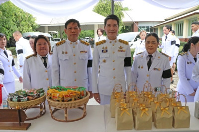 ร่วมพิธีเจริญพระพุทธมนต์และทำบุญตักบาตรถวายพระราชกุศล ... พารามิเตอร์รูปภาพ 1