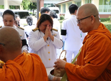 ร่วมพิธีเจริญพระพุทธมนต์และทำบุญตักบาตรถวายพระราชกุศล ... พารามิเตอร์รูปภาพ 9