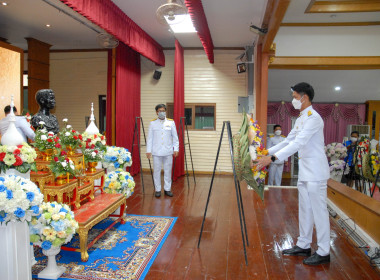 ร่วมพิธีบำเพ็ญกุศลทักษิณานุปทานและวางพวงมาลาสักการะพระบาทสมเด็จพระปรเมนทรมหาอานันทมหิดล พระอัฐมรามาธิบดินทร รัชกาลที่ 8 ... พารามิเตอร์รูปภาพ 12