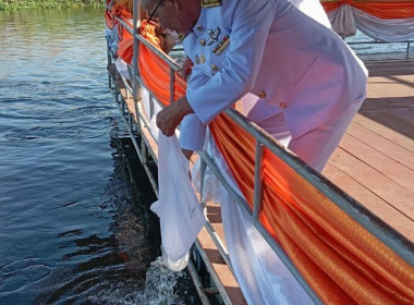 พิธีเจริญพระพุทธมนต์ ทำบุญตักบาตร และปล่อยพันธุ์ปลาน้ำจืด ... พารามิเตอร์รูปภาพ 6