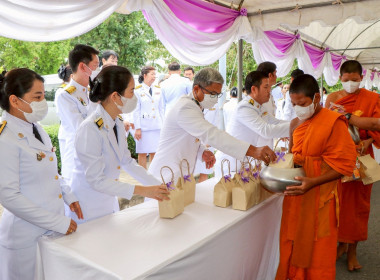 ร่วมพิธีเจริญพระพุทธมนต์และทำบุญตักบาตรถวายพระราชกุศล ... พารามิเตอร์รูปภาพ 8